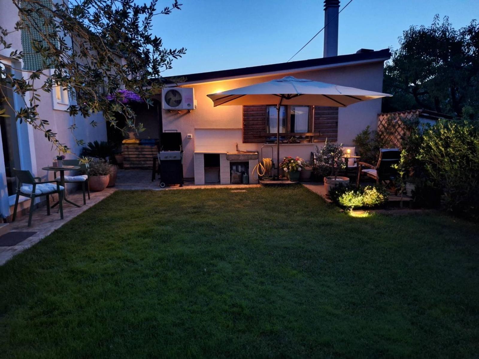 Studio Apartman Lilly With Private Parking In The Yard Of The House Pola Esterno foto